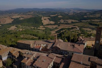 Quer viver ou abrir negócio na Itália? Vila na Toscana paga até R$ 126 mil; entenda como funciona
