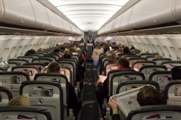 Família baiana expulsa de voo: quando a companhia aérea pode mudar o assento do passageiro?