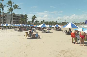 Consumação mínima, aluguel de guarda-sol, reserva de espaço: o que pode e o que não pode nas praias brasileiras