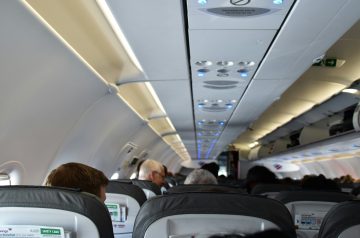Família expulsa de voo da Air France: saiba o que é downgrade e como o passageiro deve proceder