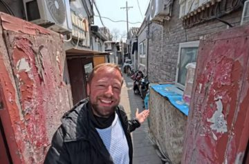 Brasileiro mostra como é morar em favela chinesa pagando R$ 30 de aluguel: ‘Minha viagem nunca acabou’