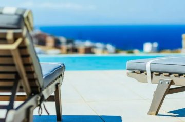 Turista ganha indenização após perder ‘corrida por espreguiçadeiras’ em hotel na Grécia