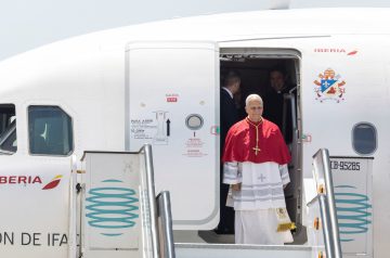 Papa Leão XIV chega a Barcelona para abençoar nova torre da Sagrada Família