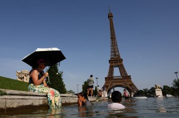 Paris investiga exclusão de funcionárias mulheres da Torre Eiffel durante visita de grupo hindu; entenda