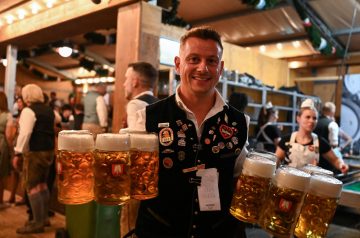 Água custa mais caro que cerveja na Oktoberfest em Munique, na Alemanha